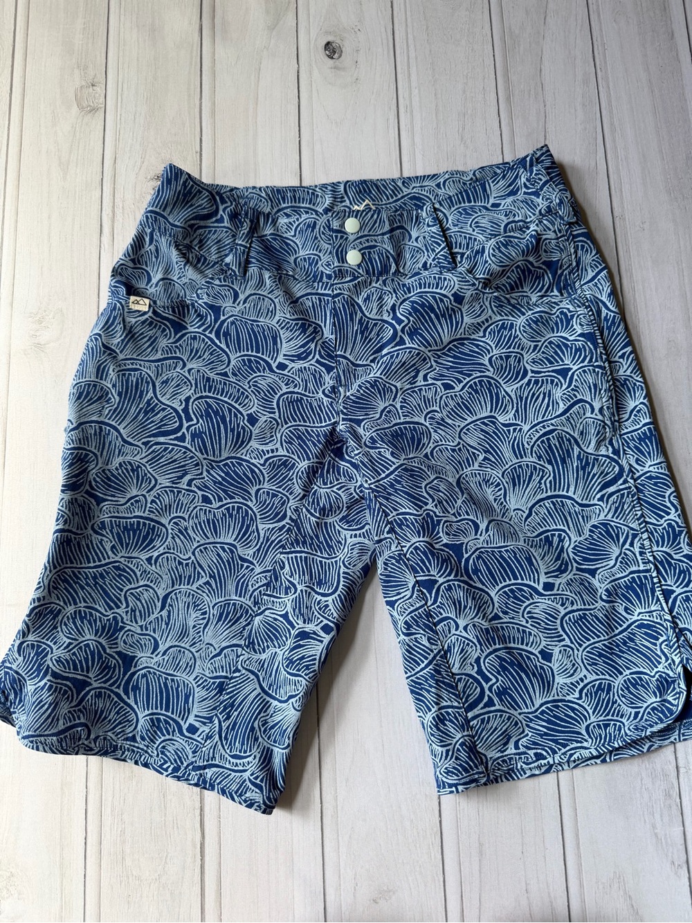Women’s Wild Rye Freel blue print mountain bike shorts. Size 6